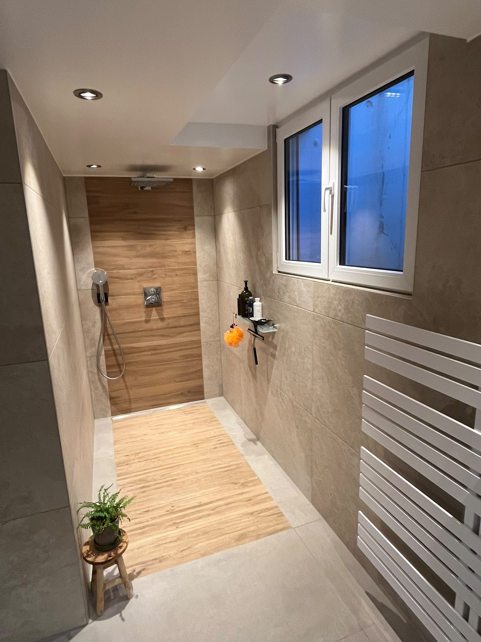 Salle de bain avec douche à l'italienne