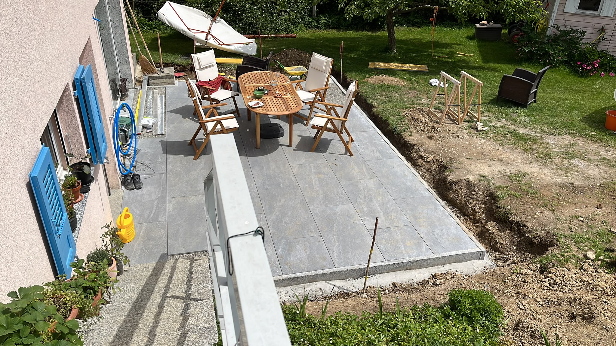 Terrasse en grès avec bordure en granit